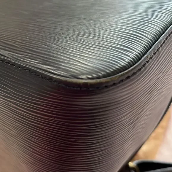 Louis Vuitton Black epi leather Shoulder Bag - Picture 9 of 16